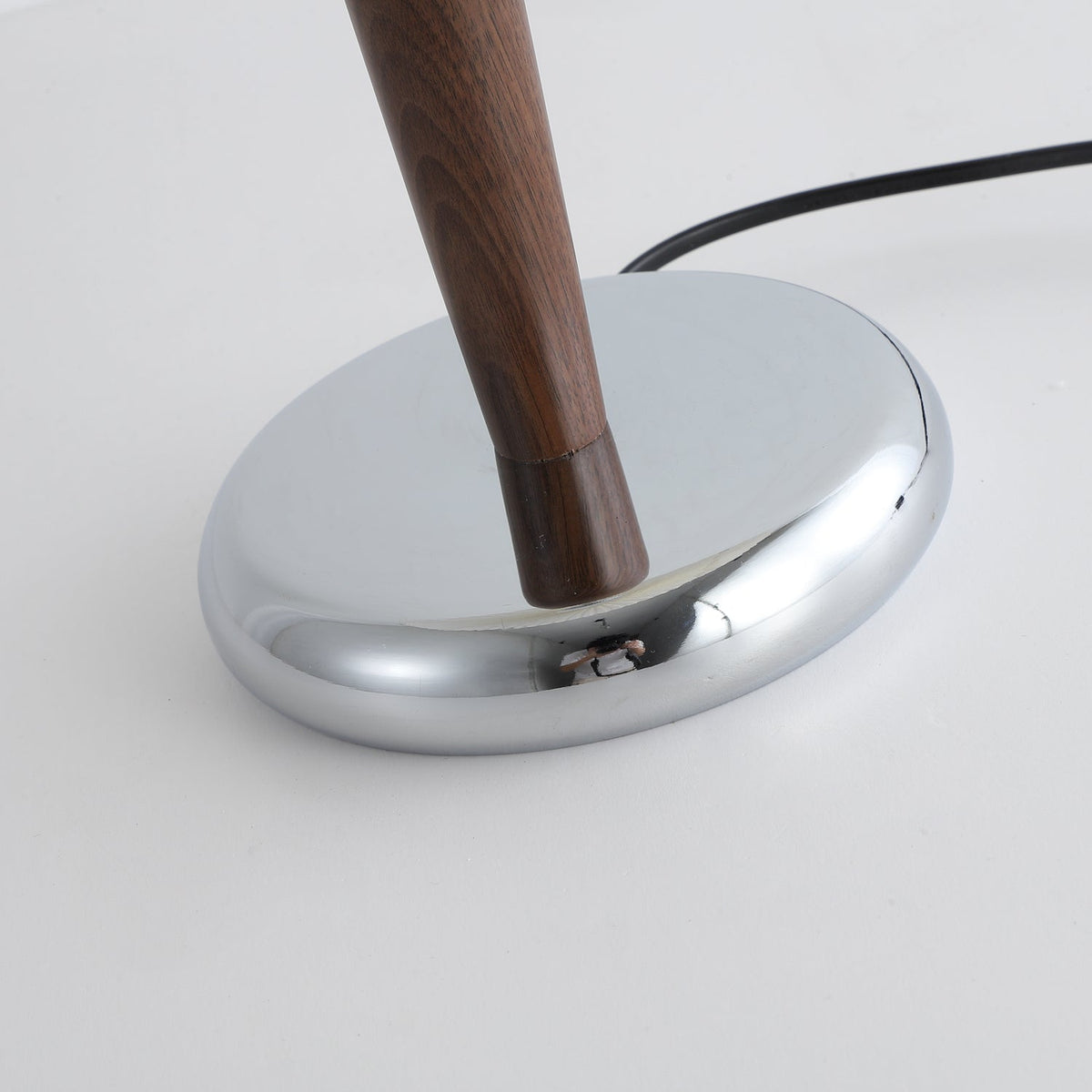 Lámpara de mesa con pantalla plisada Ivenna – vista lateral sobre fondo claro