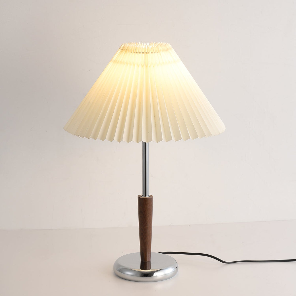 Lámpara de mesa con pantalla plisada Ivenna – detalle de la pantalla plisada