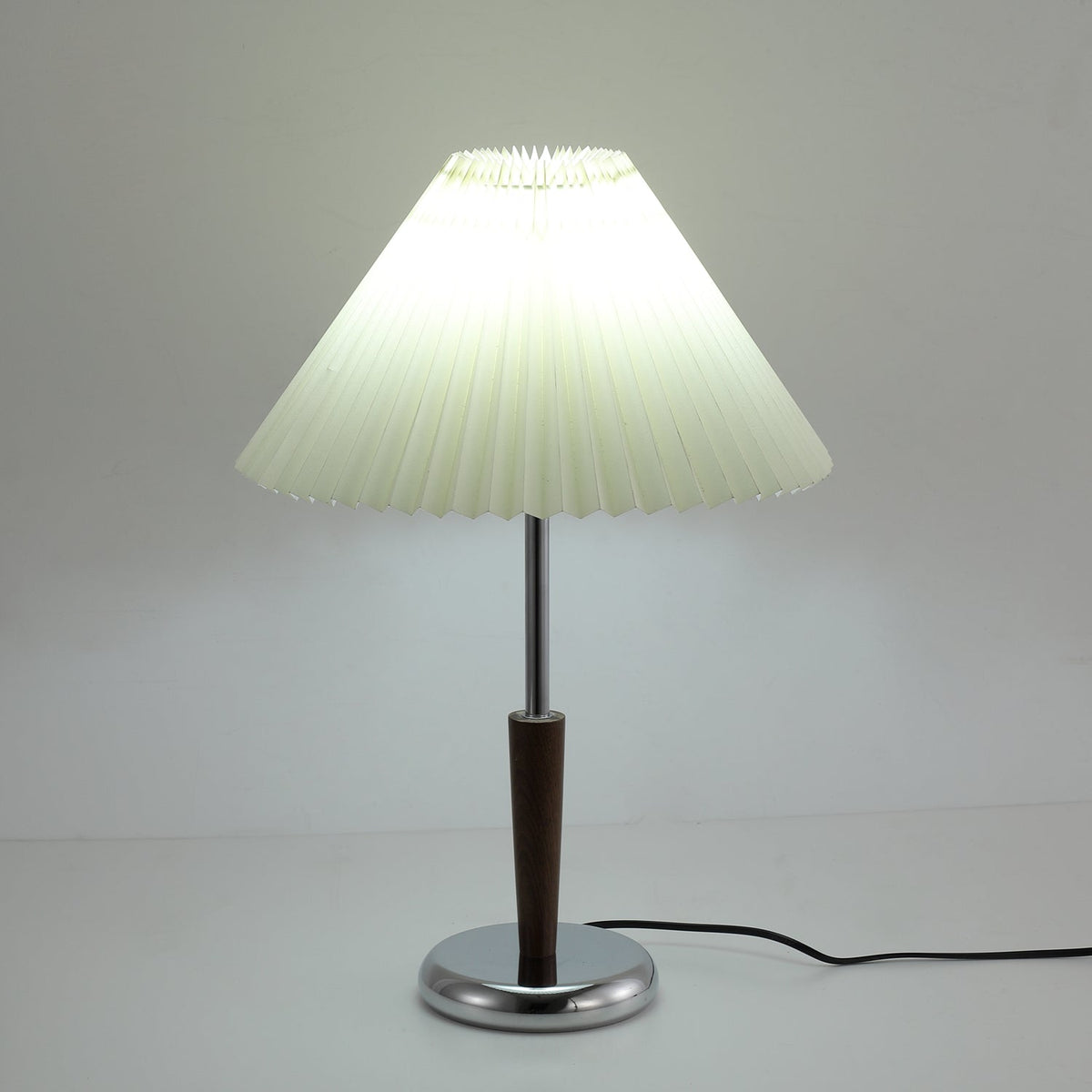 Lámpara de mesa con pantalla plisada Ivenna – en un salón de estilo nórdico