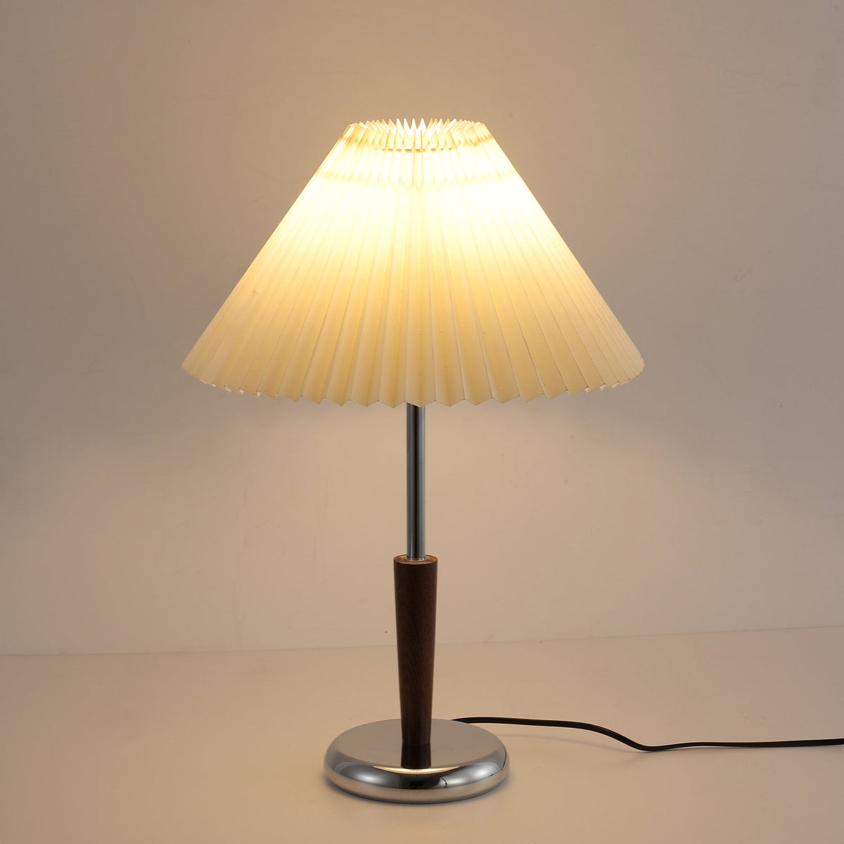 Lámpara de mesa con pantalla plisada Ivenna – sobre una mesita de noche