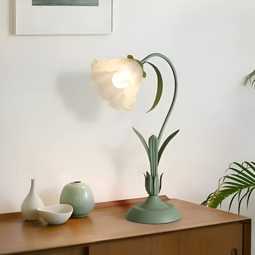 Lámpara de mesa flor Jaflora – en verde sobre una cómoda