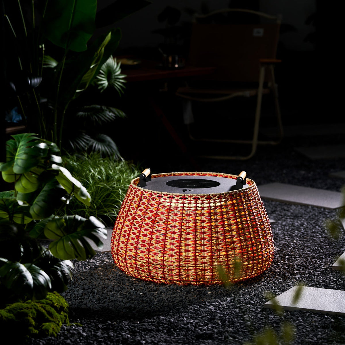 Farol de suelo solar Jalesca – encendido en un jardín oscuro