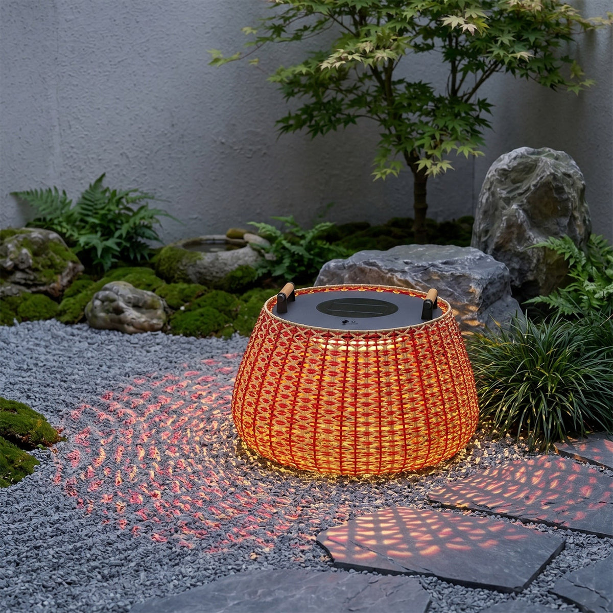 Farol de suelo solar Jalesca – proyectando sombras en un jardín