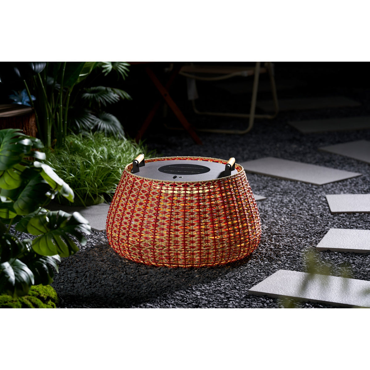 Farol de suelo solar Jalesca – sobre grava junto a plantas