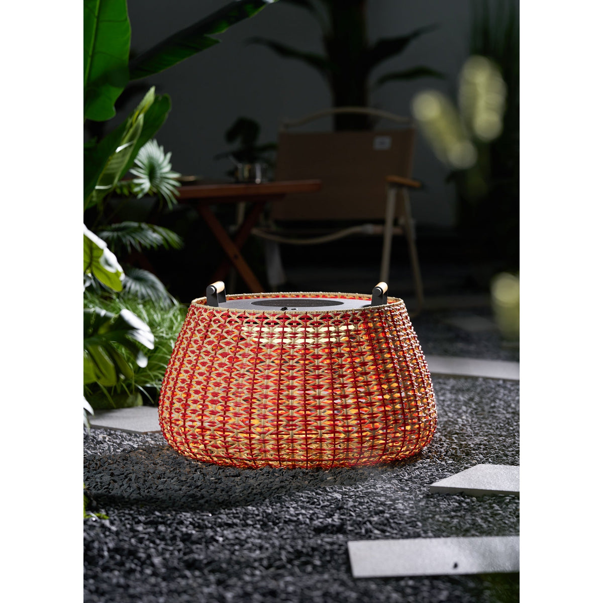 Farol de suelo solar Jalesca – encendido entre plantas tropicales