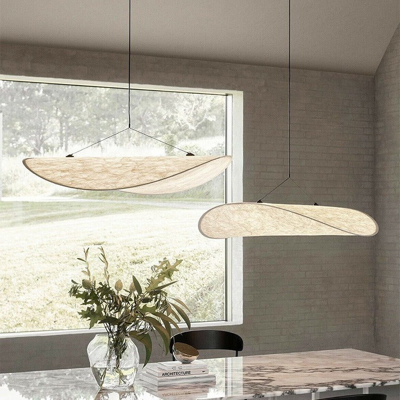 Lámpara colgante de seda Nubela sobre una mesa de comedor japandi – imagen 9