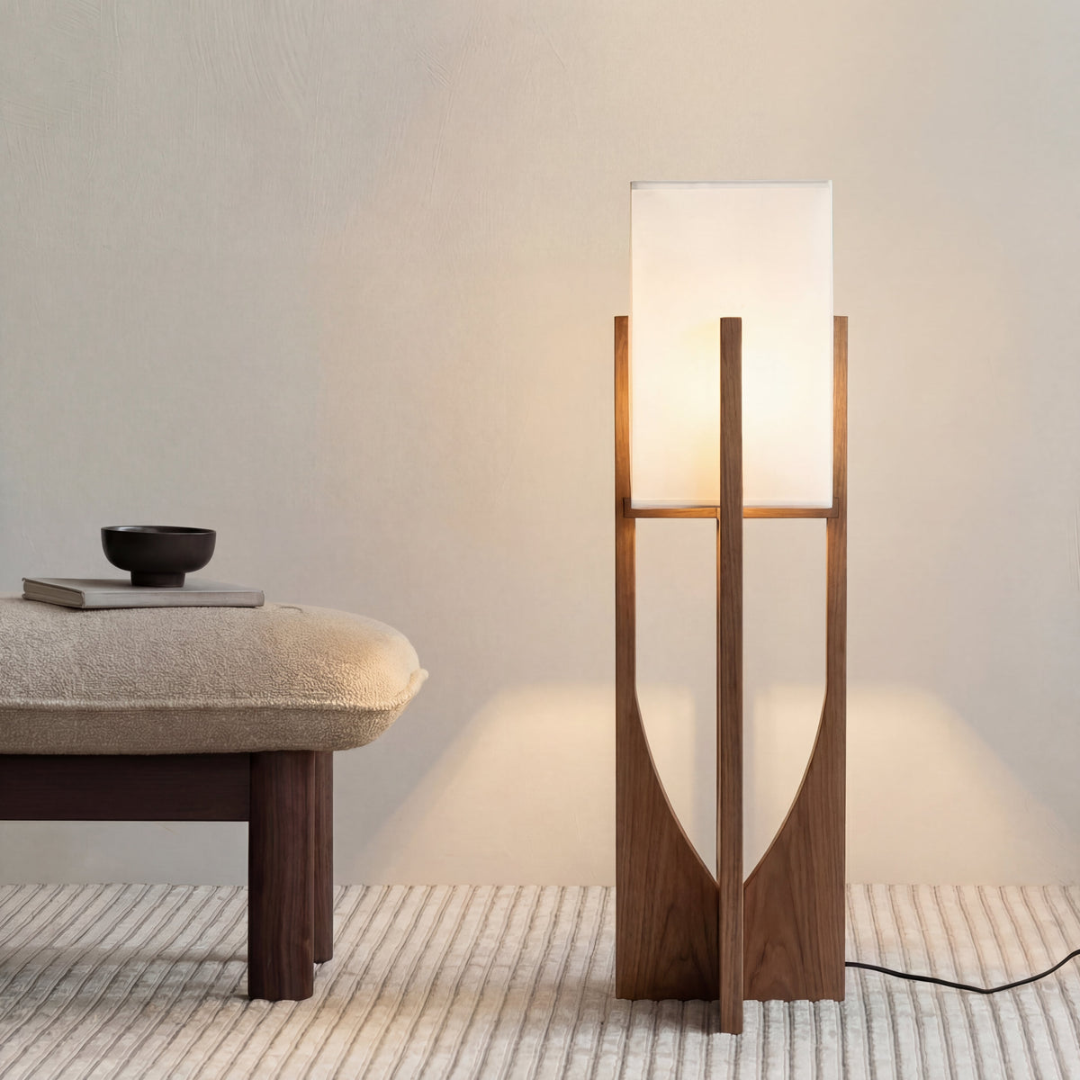 Lámpara de pie japonesa Hondina en un salón sereno – imagen 6