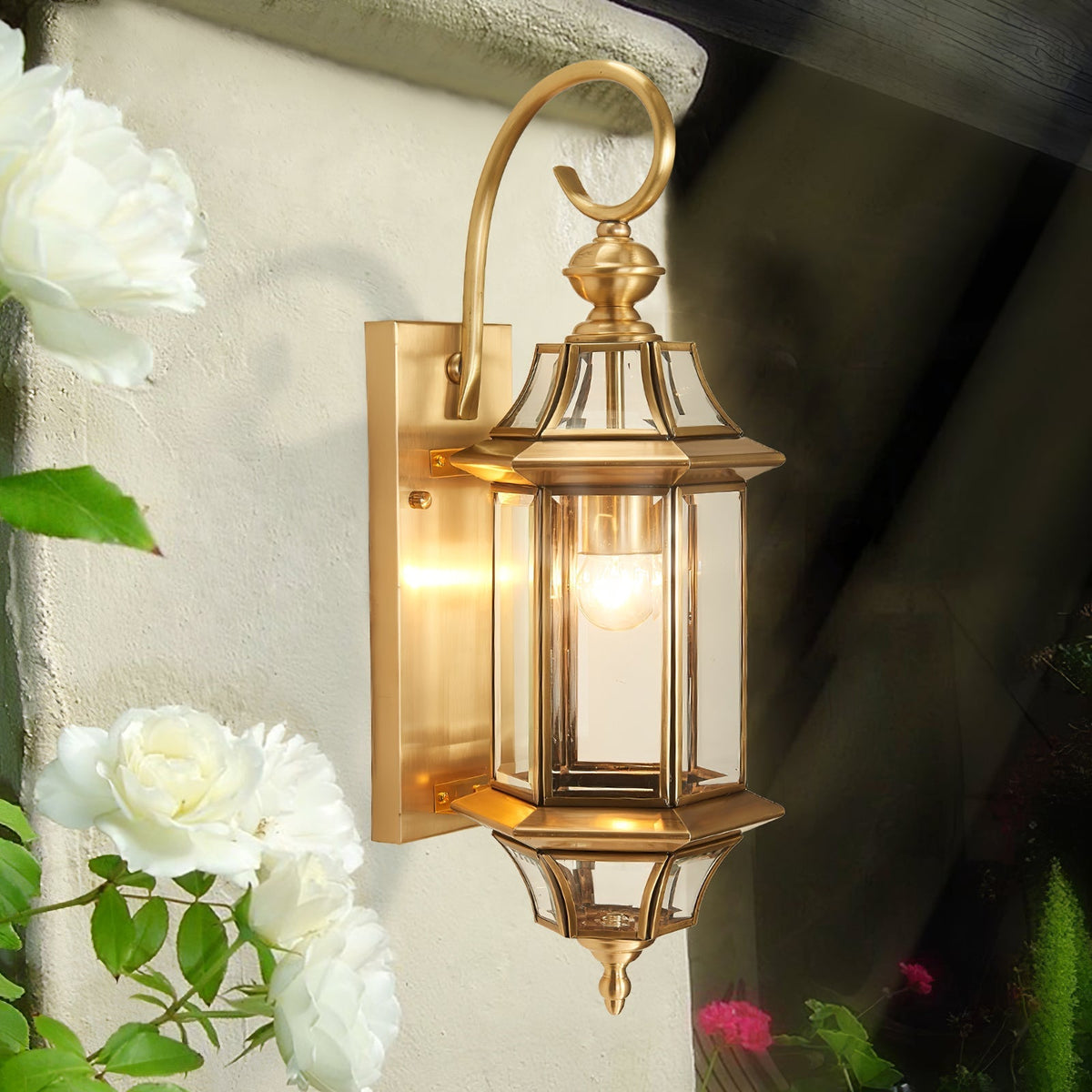 Farol de pared exterior de latón Jaroda – junto a rosas blancas