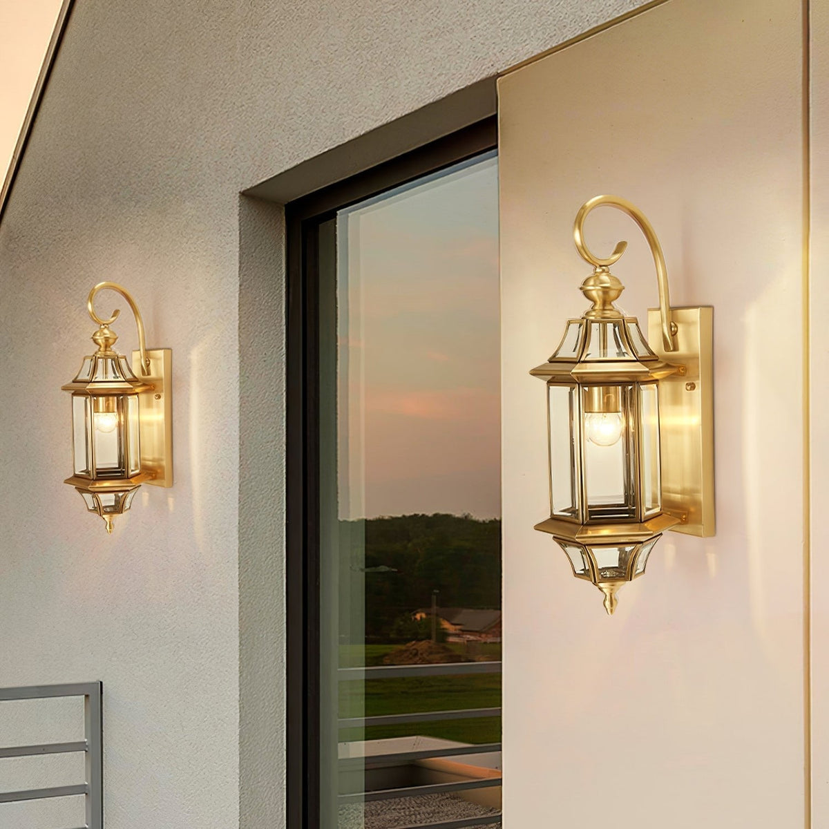 Farol de pared exterior de latón Jaroda – pareja junto a un ventanal