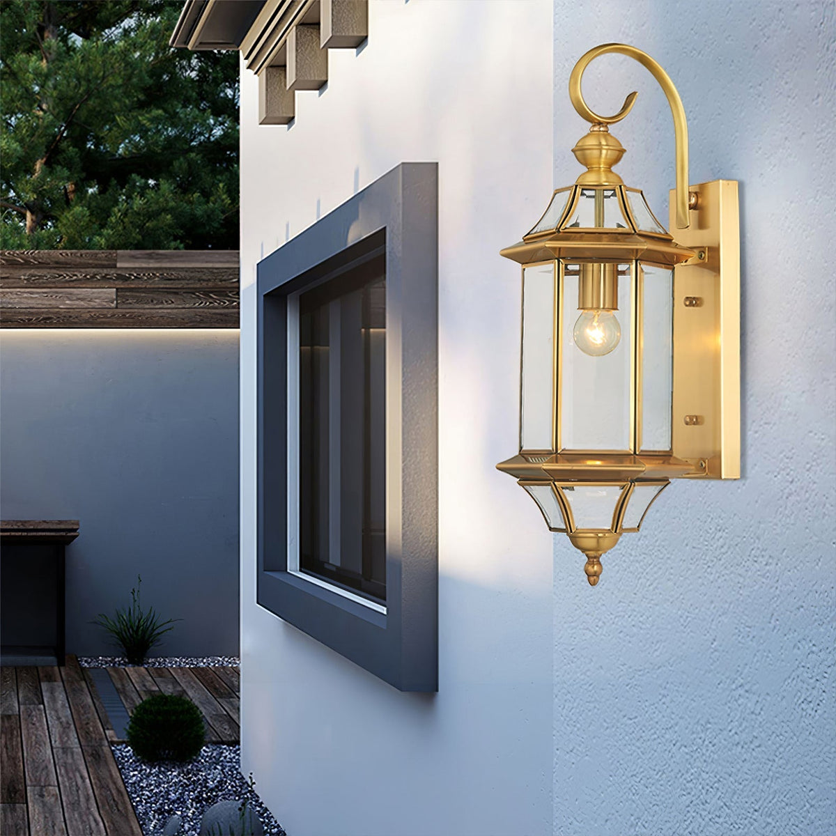 Farol de pared exterior de latón Jaroda – en una fachada moderna