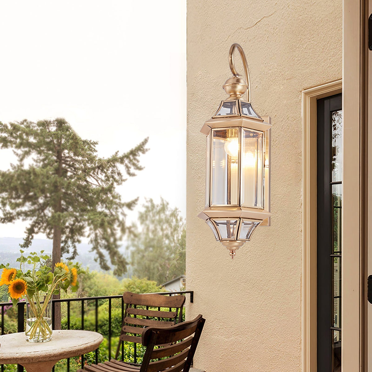 Farol de pared exterior de latón Jaroda – junto a una terraza