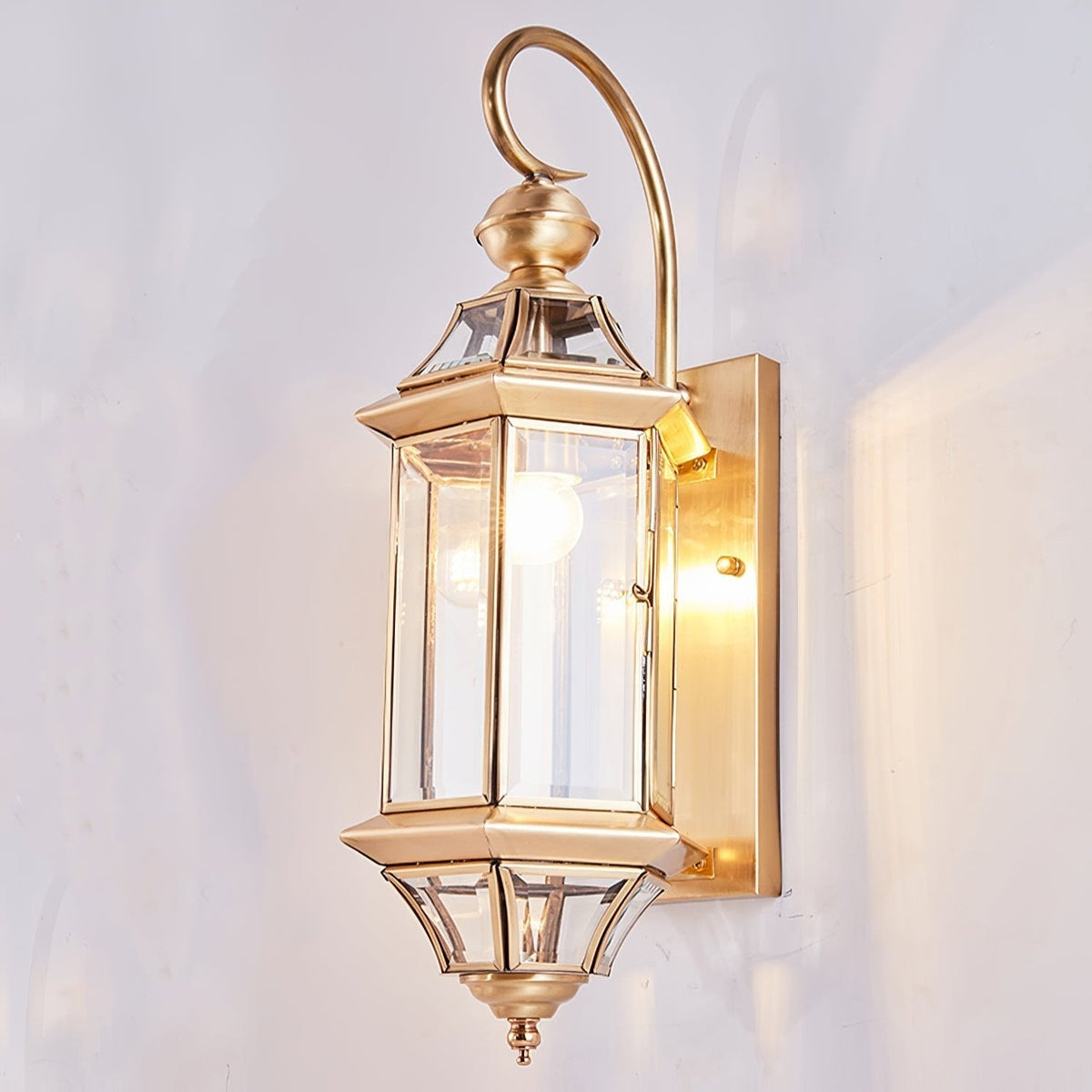 Farol de pared exterior de latón Jaroda en una fachada clásica – imagen 8