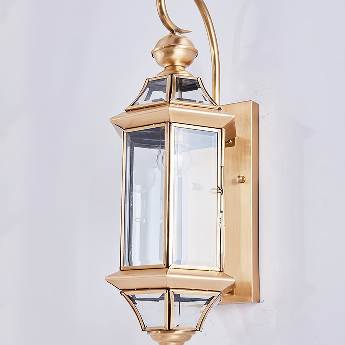 Farol de pared exterior de latón Jaroda en una fachada clásica – imagen 9