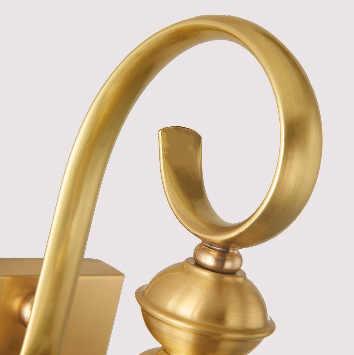Farol de pared exterior de latón Jaroda – detalle del brazo en voluta