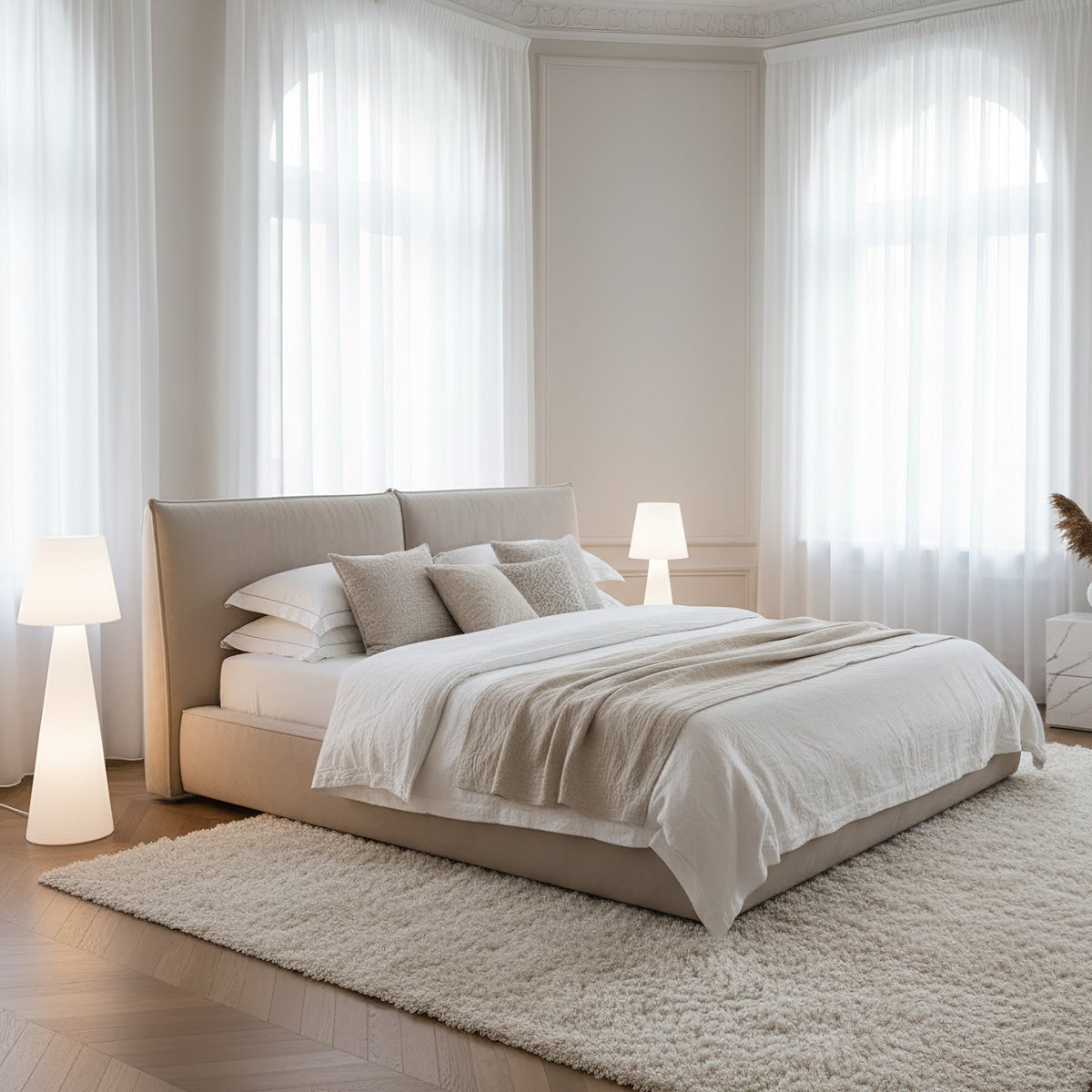 Lámpara de pie exterior Jelisa – en un dormitorio