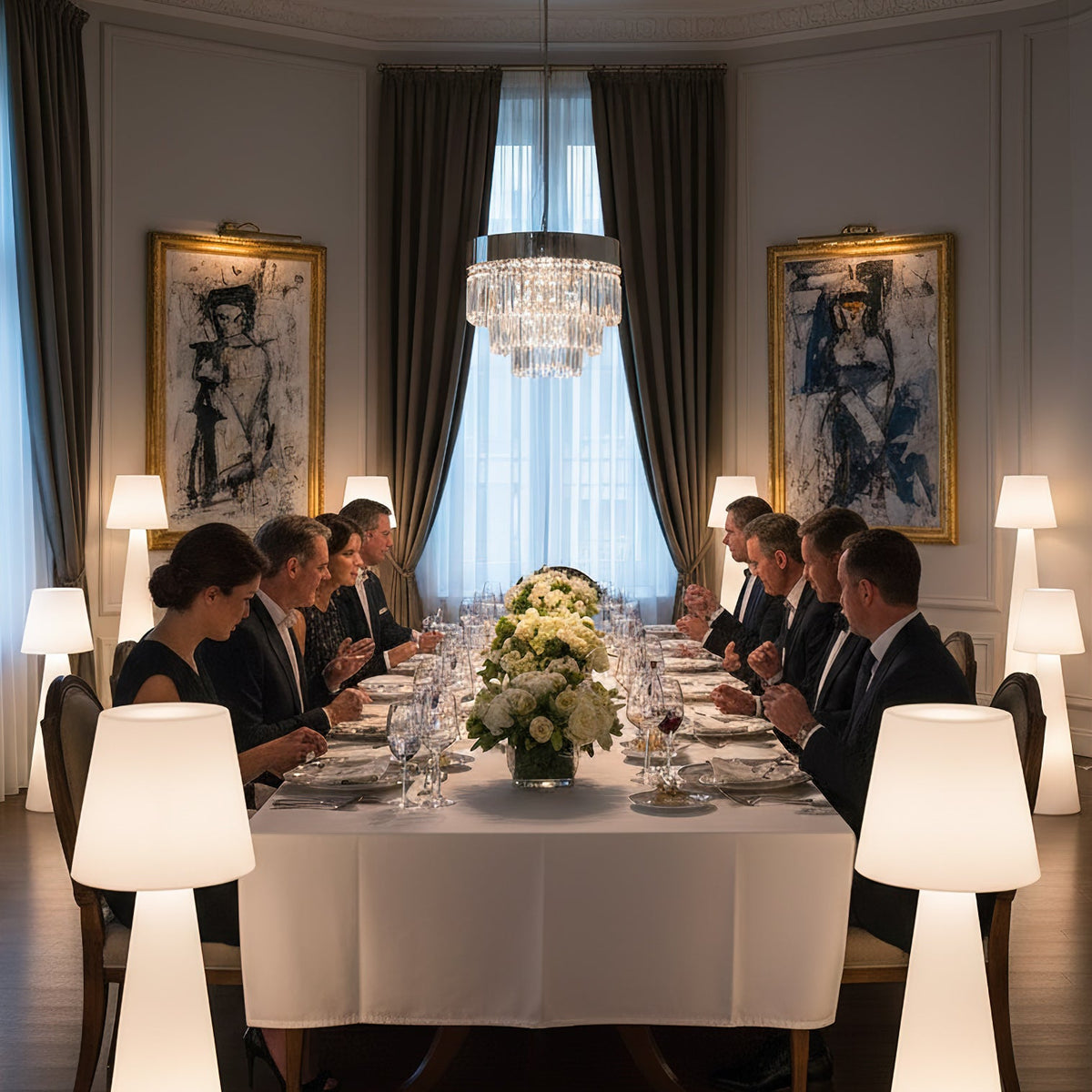 Lámpara de pie exterior Jelisa – en un comedor elegante