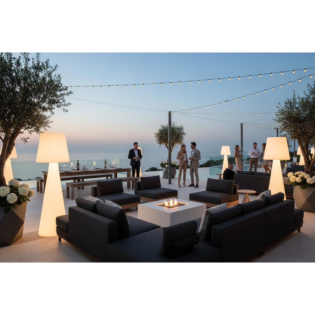 Lámpara de pie exterior Jelisa – en una terraza frente al mar