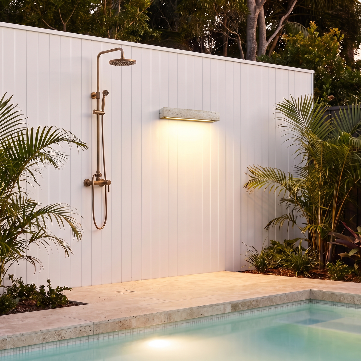Aplique de pared exterior de travertino Jilisa – junto a una ducha exterior