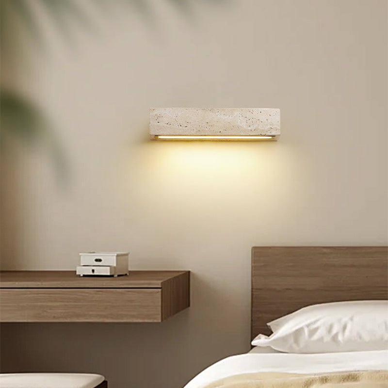 Aplique de pared exterior de travertino Jilisa – en la pared de un dormitorio