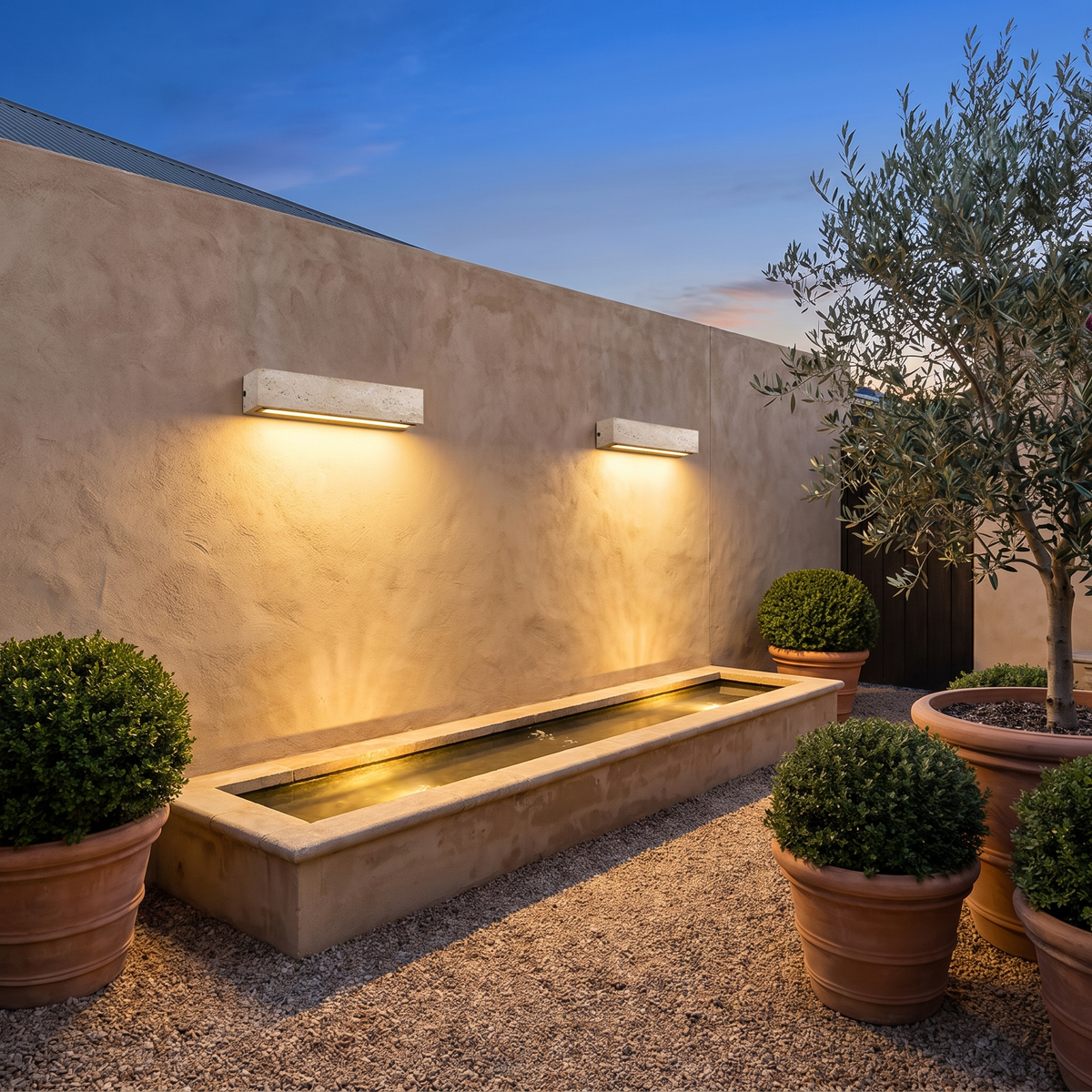 Aplique de pared exterior de travertino Jilisa – pareja de apliques junto a una fuente