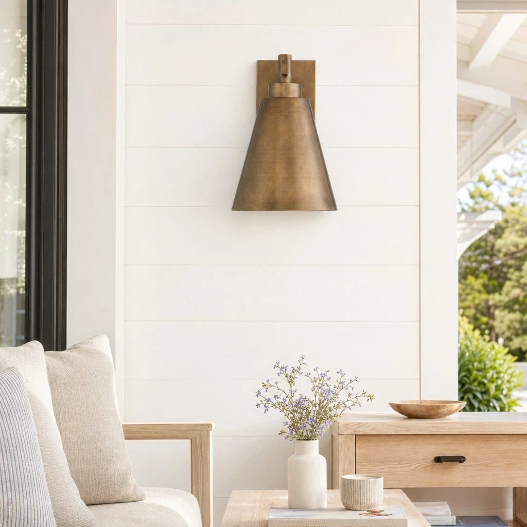 Aplique de pared exterior Jodela – bronce envejecido en un porche blanco