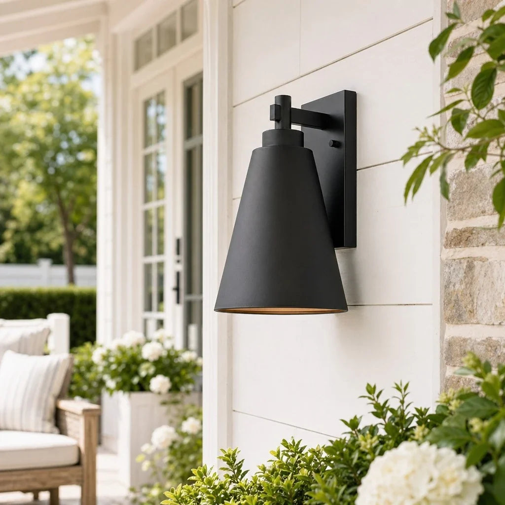Aplique de pared exterior Jodela – negro mate junto a una ventana