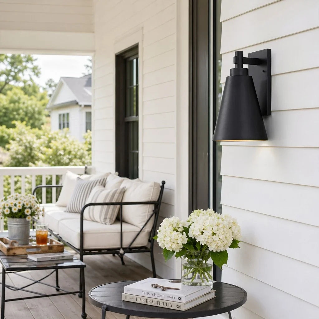 Aplique de pared exterior Jodela – negro mate en una terraza