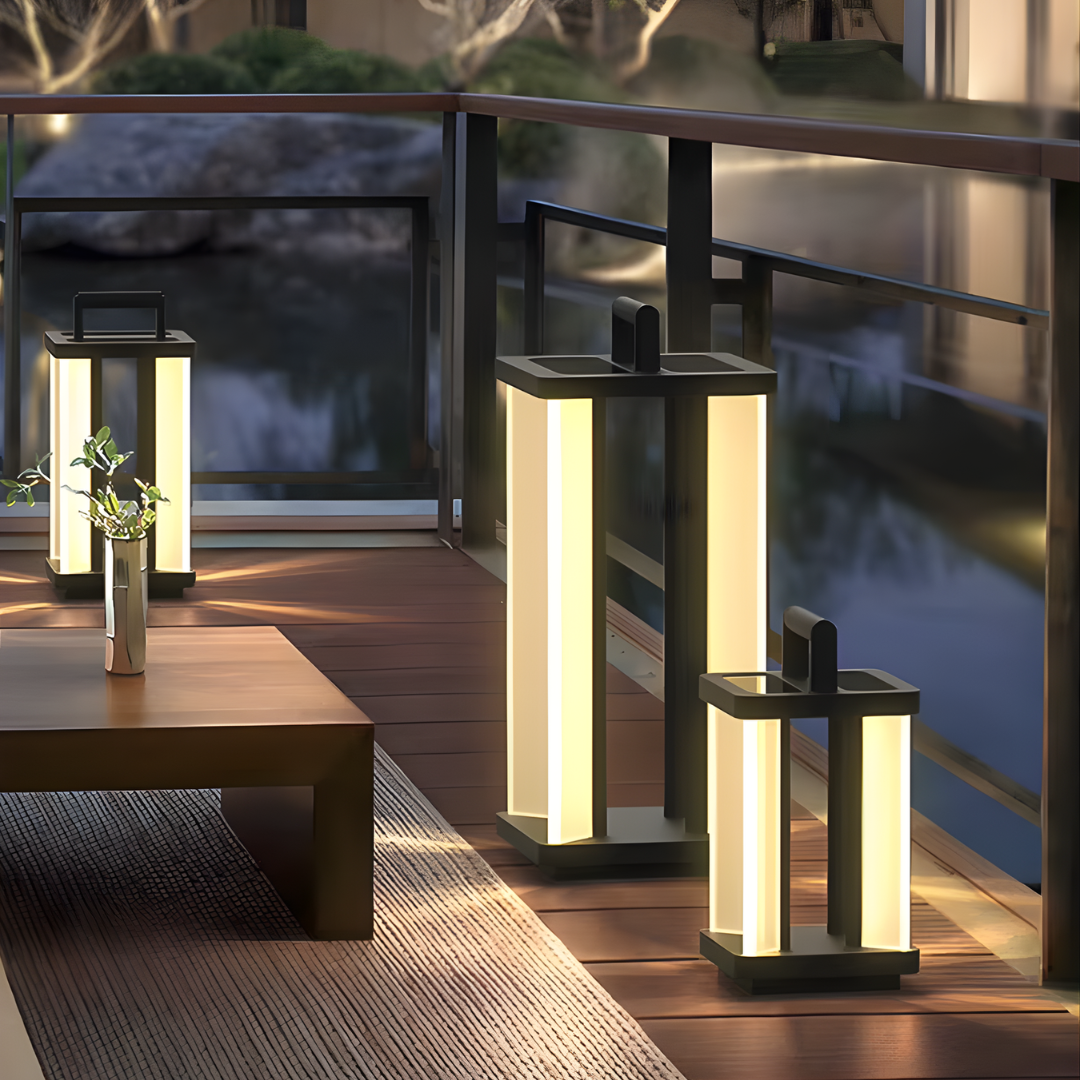 Farol de suelo exterior Jolina – en una terraza de madera