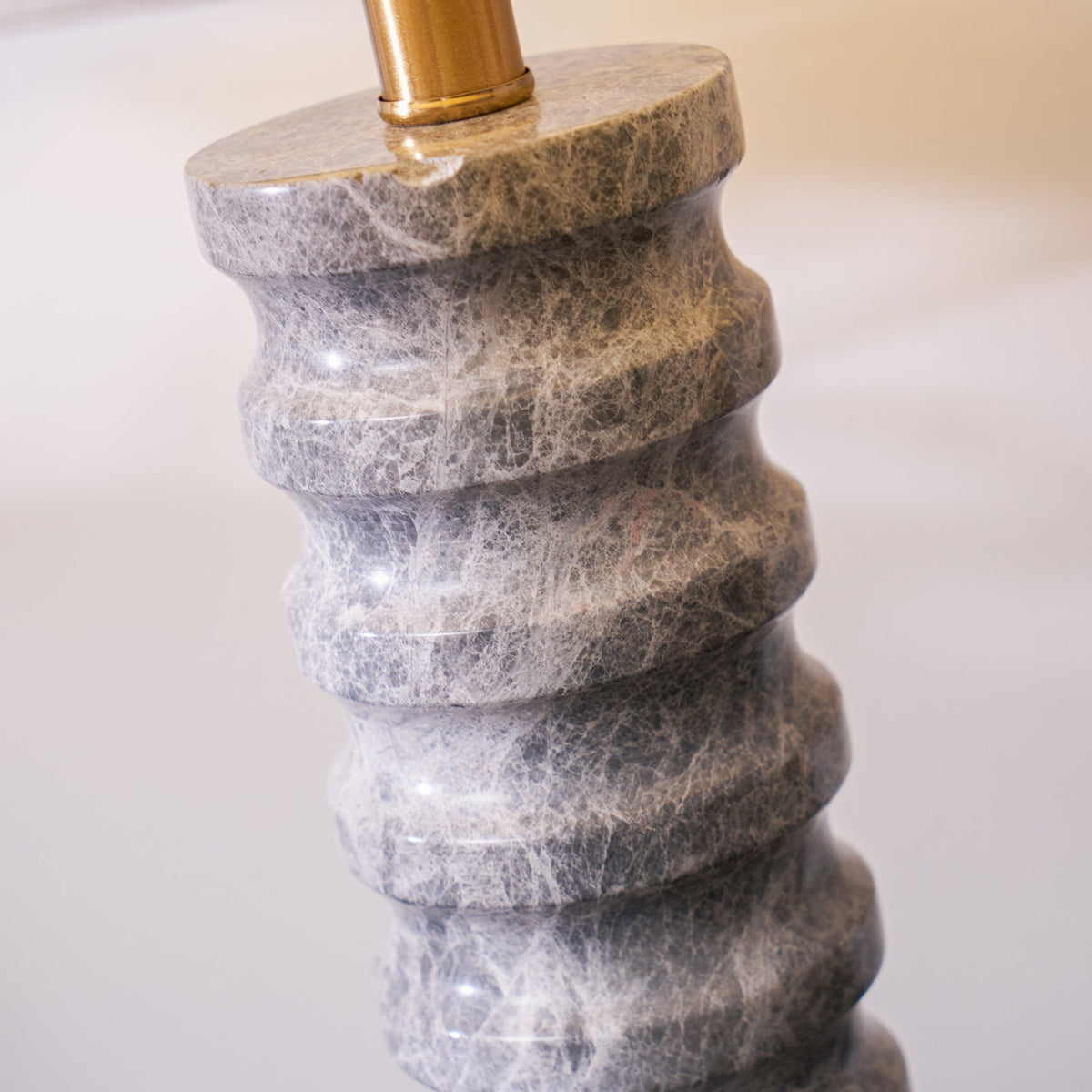 Lámpara de mesa Jopetra de piedra natural – detalle de la columna ondulada de piedra