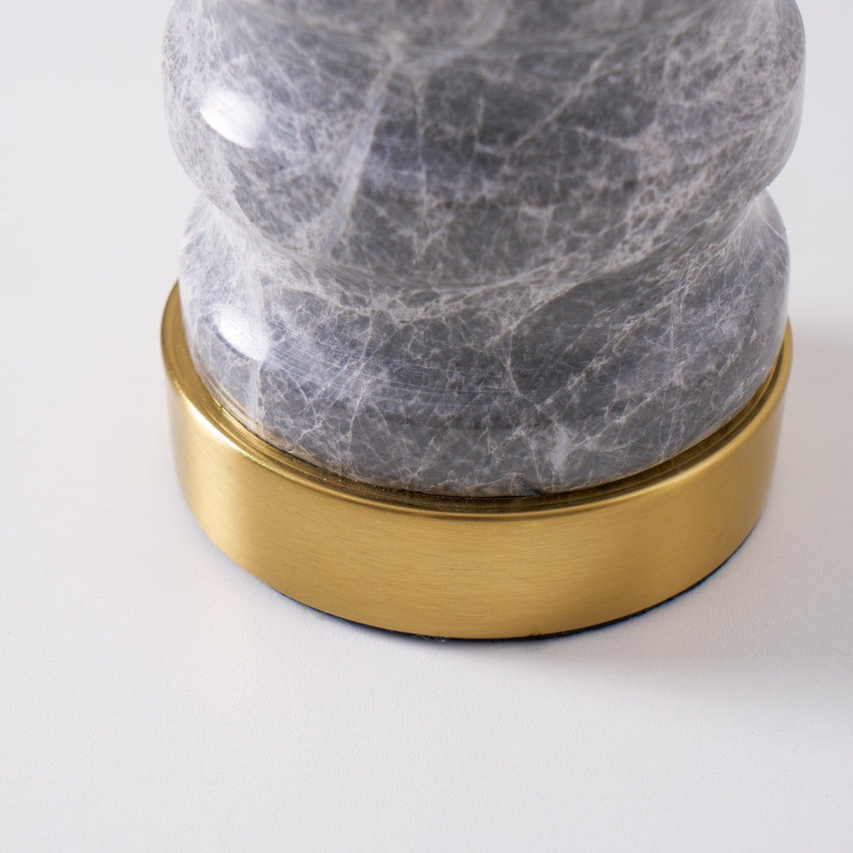 Lámpara de mesa Jopetra de piedra natural – detalle de la base dorada
