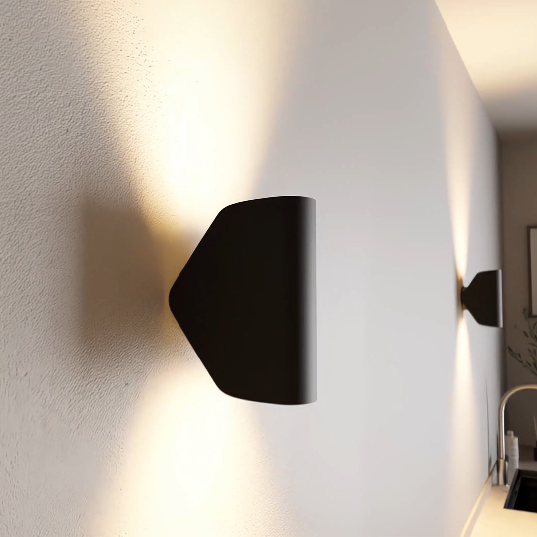 Aplique de pared orientable Jovira – negro de cerca con luz arriba y abajo