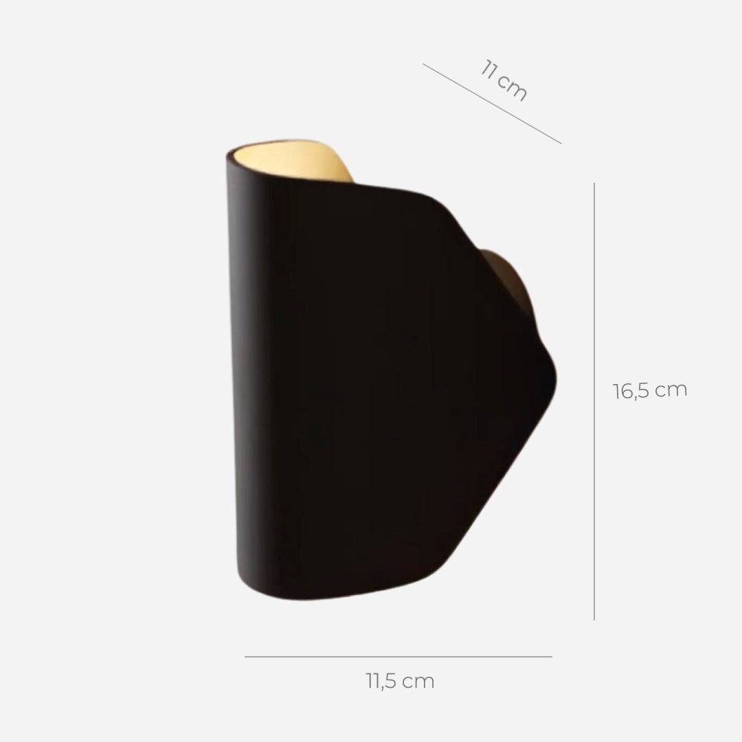 Aplique de pared orientable Jovira – medidas de 16,5 cm de alto, 11,5 cm de ancho y 11 cm de fondo en negro