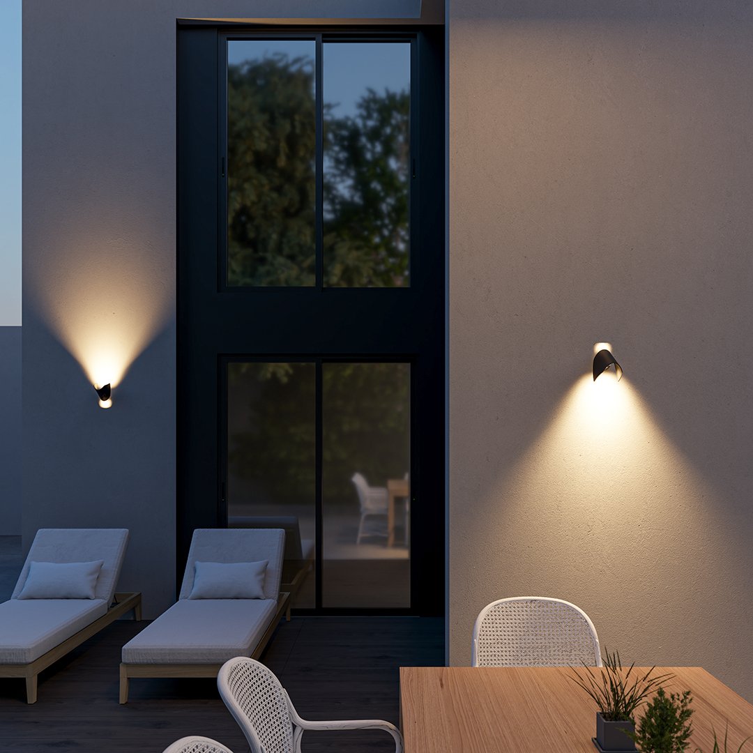 Aplique de pared orientable Jovira – negro orientado en otra dirección en el patio