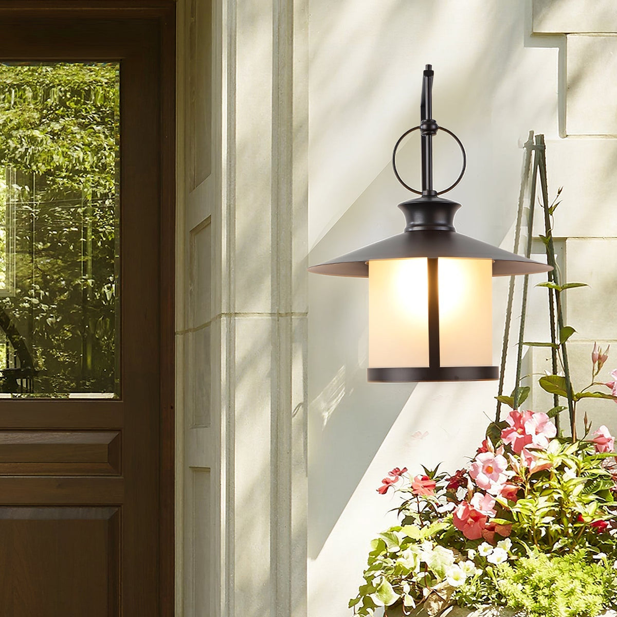 Aplique de pared exterior Jucela – junto a una puerta de entrada