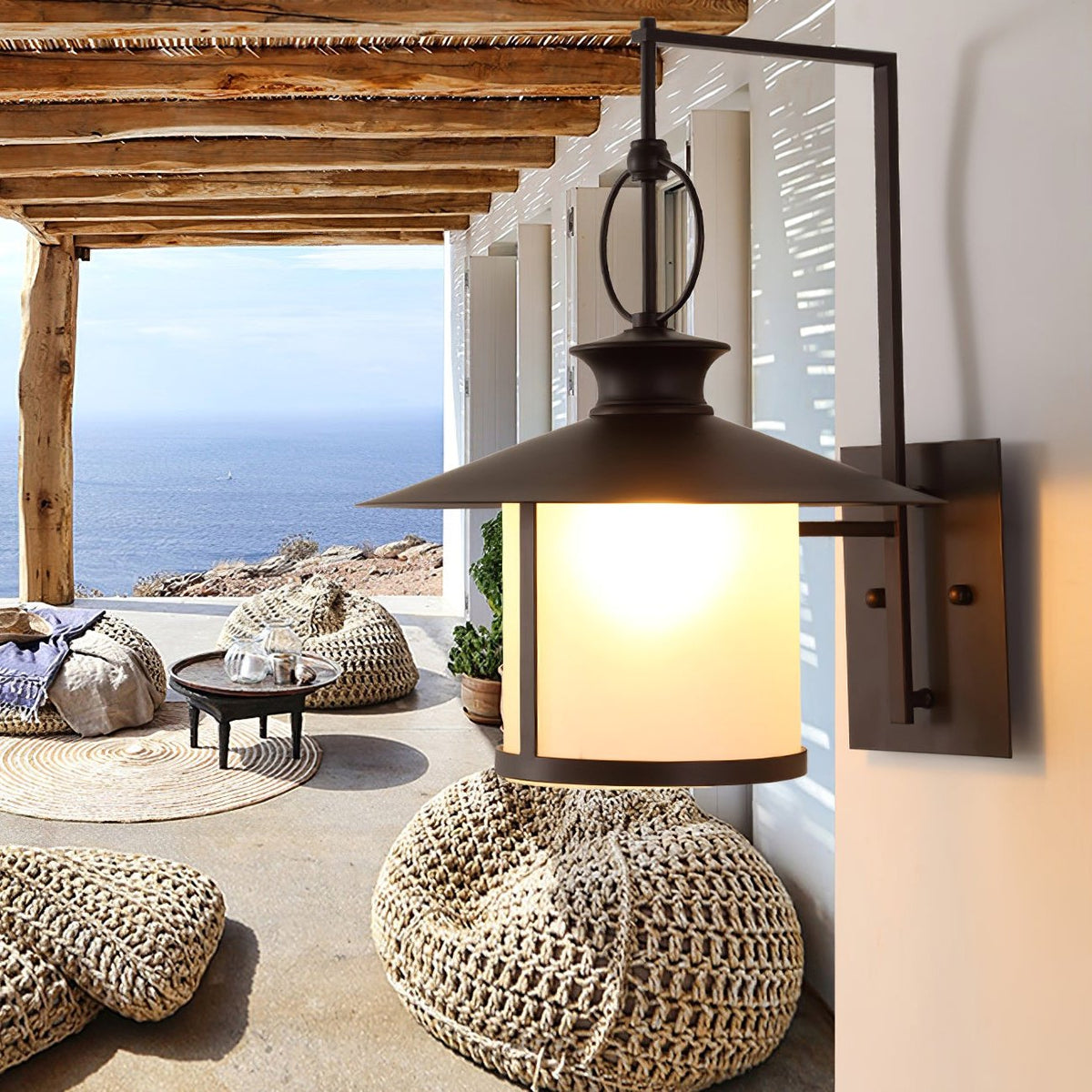 Aplique de pared exterior Jucela – en un porche con vistas al mar