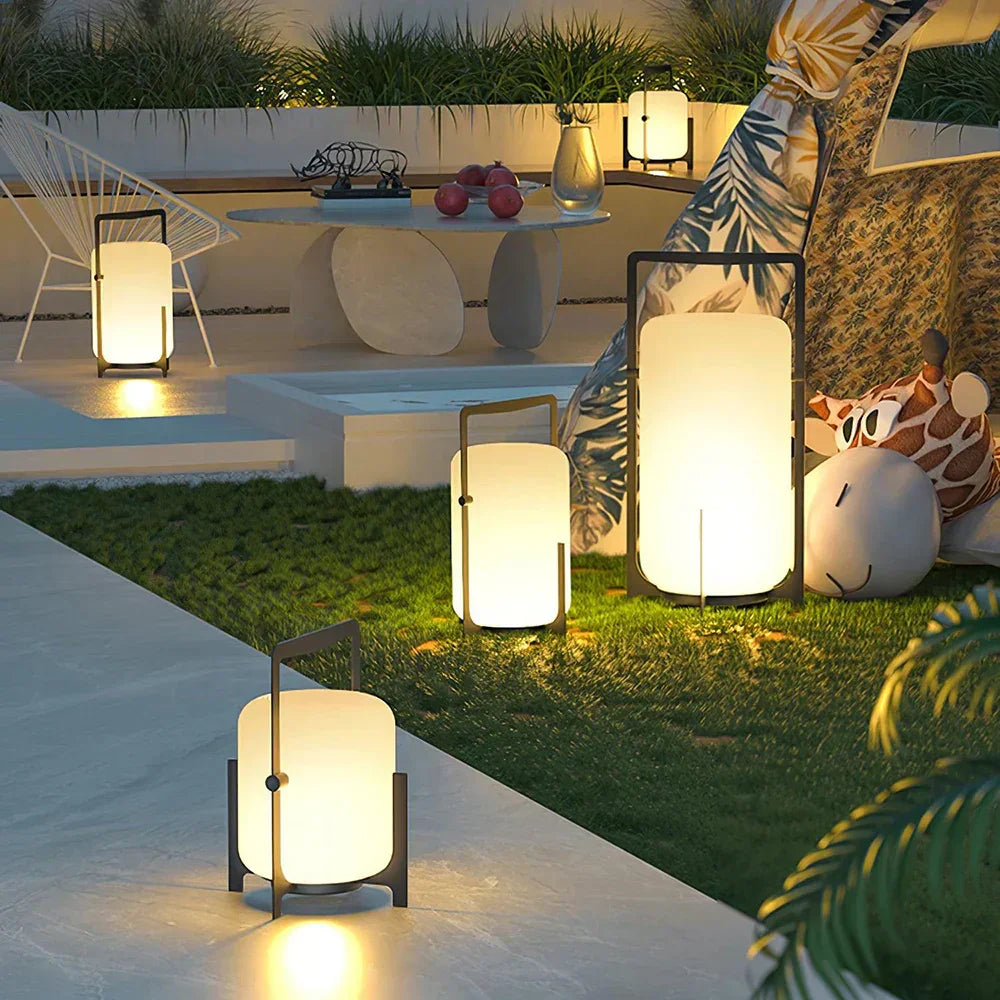 Lámpara de mesa de exterior Junisa – varios tamaños en un jardín