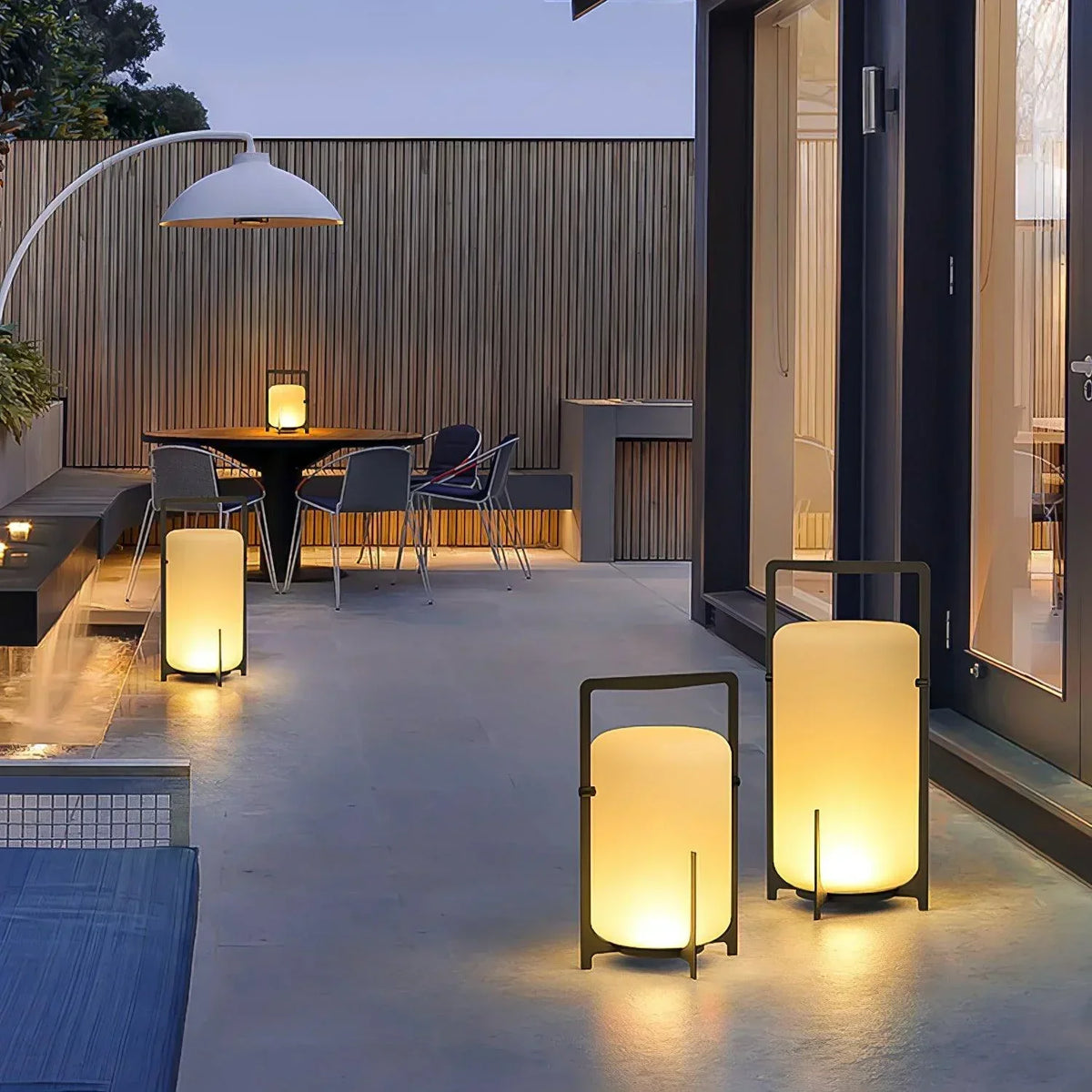 Lámpara de mesa de exterior Junisa en una terraza – imagen 11