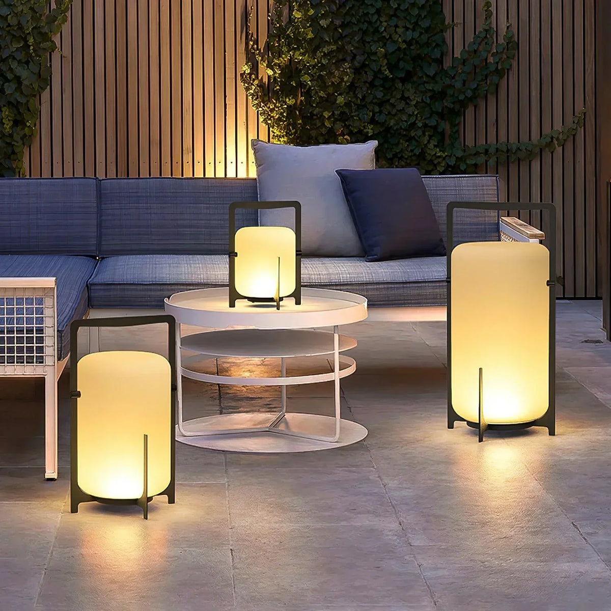 Lámpara de mesa de exterior Junisa en una terraza – imagen 12