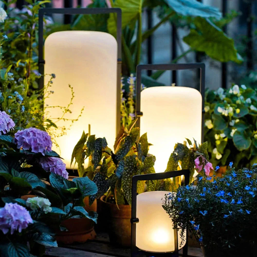 Lámpara de mesa de exterior Junisa en una terraza – imagen 13