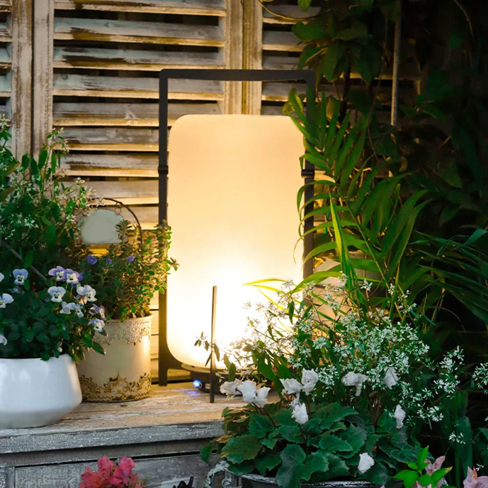 Lámpara de mesa de exterior Junisa en una terraza – imagen 14