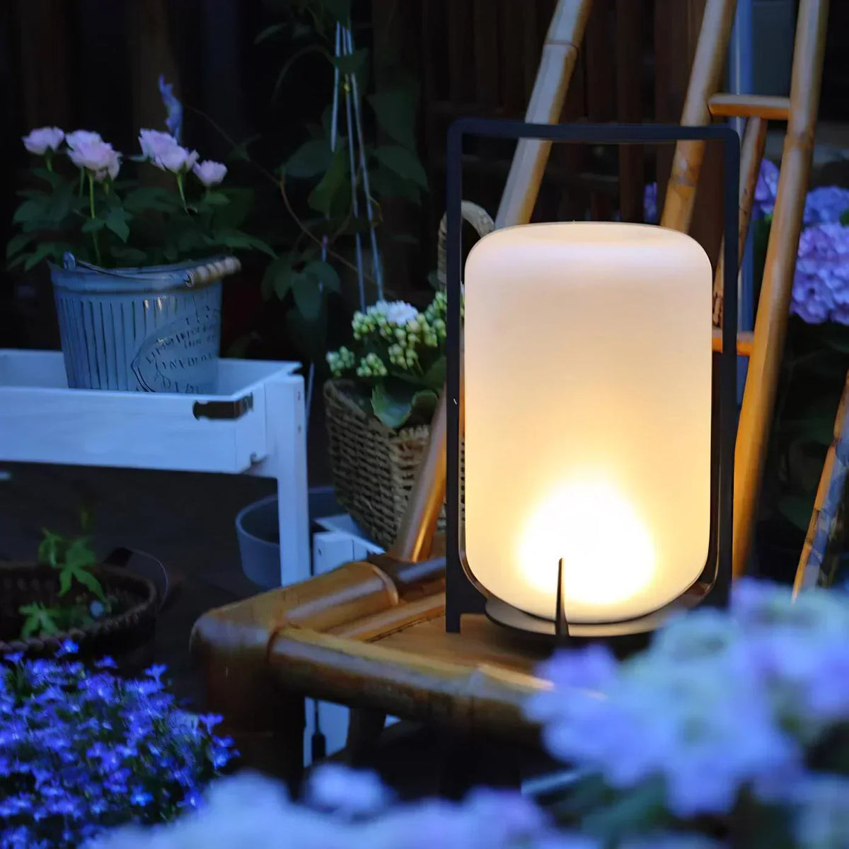 Lámpara de mesa de exterior Junisa en una terraza – imagen 15