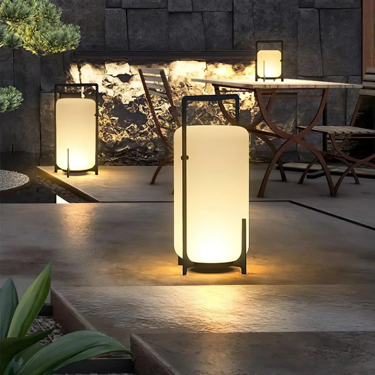 Lámpara de mesa de exterior Junisa – tamaño de 54 cm en un jardín