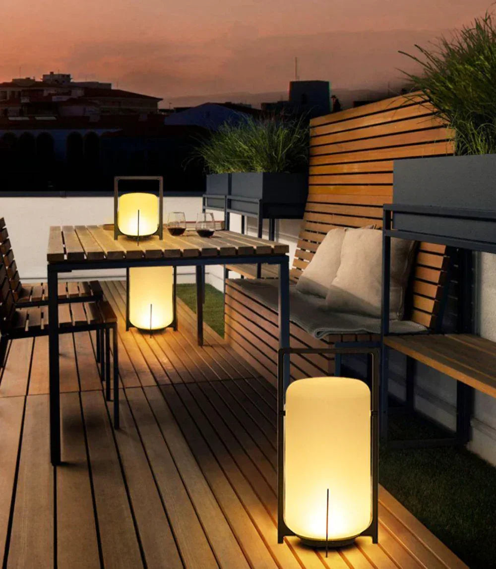 Lámpara de mesa de exterior Junisa en una terraza – imagen 17