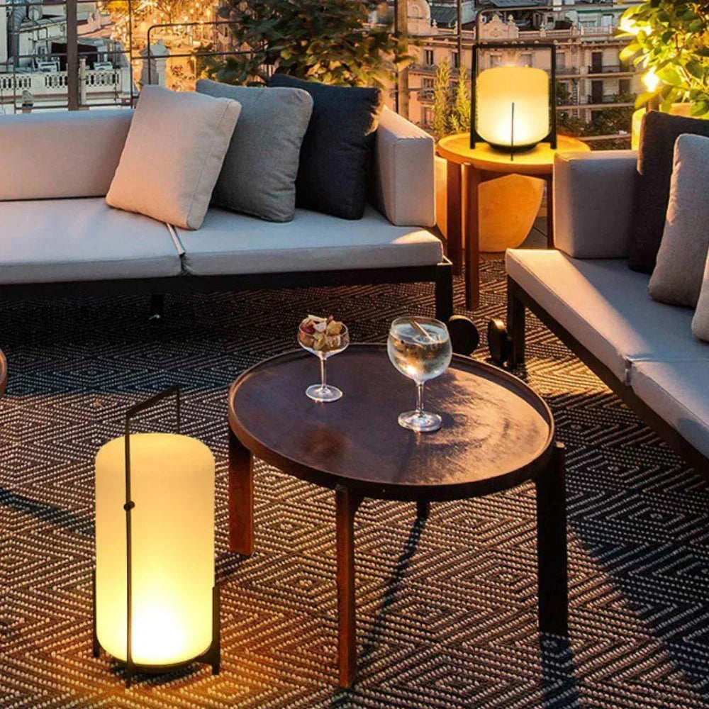 Lámpara de mesa de exterior Junisa en una terraza – imagen 19
