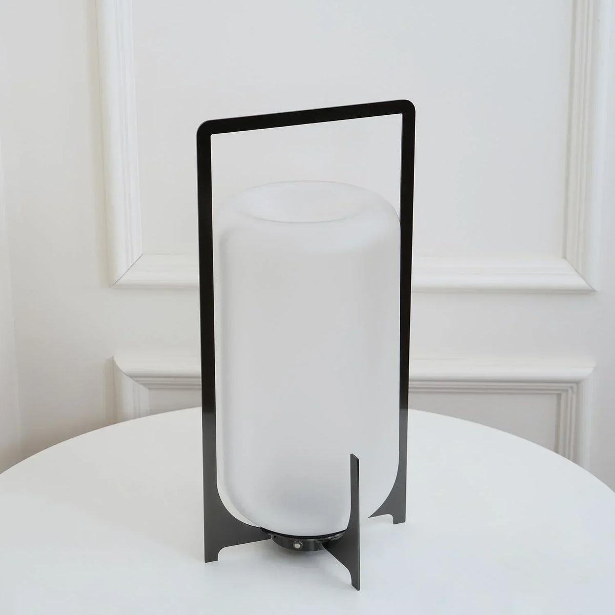 Lámpara de mesa de exterior Junisa – sobre una mesa blanca