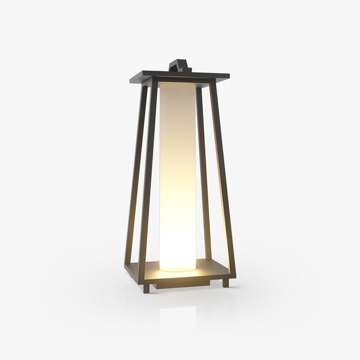 Farol de suelo de exterior Juvila – encendido sobre fondo claro