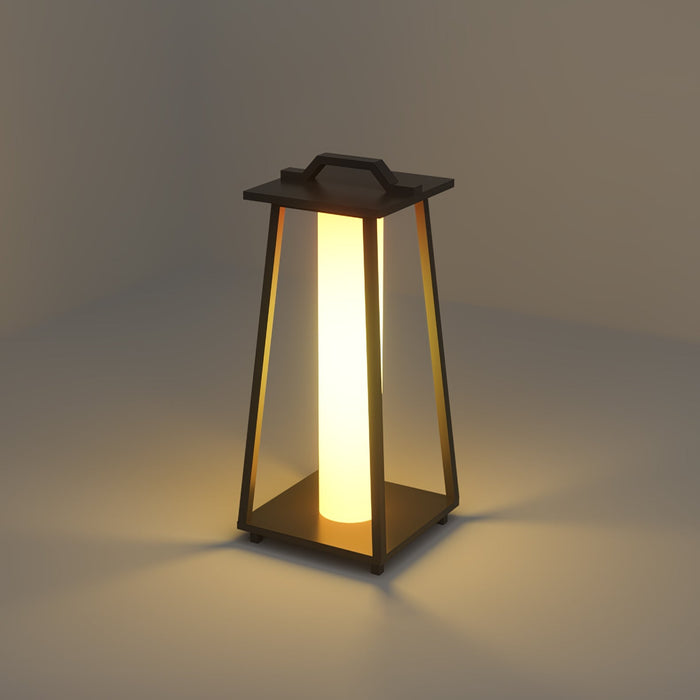 Farol de suelo de exterior Juvila – encendido en un ambiente cálido