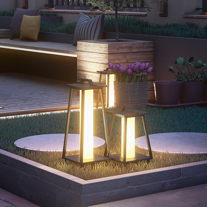 Farol de suelo de exterior Juvila – pareja de faroles en un jardín