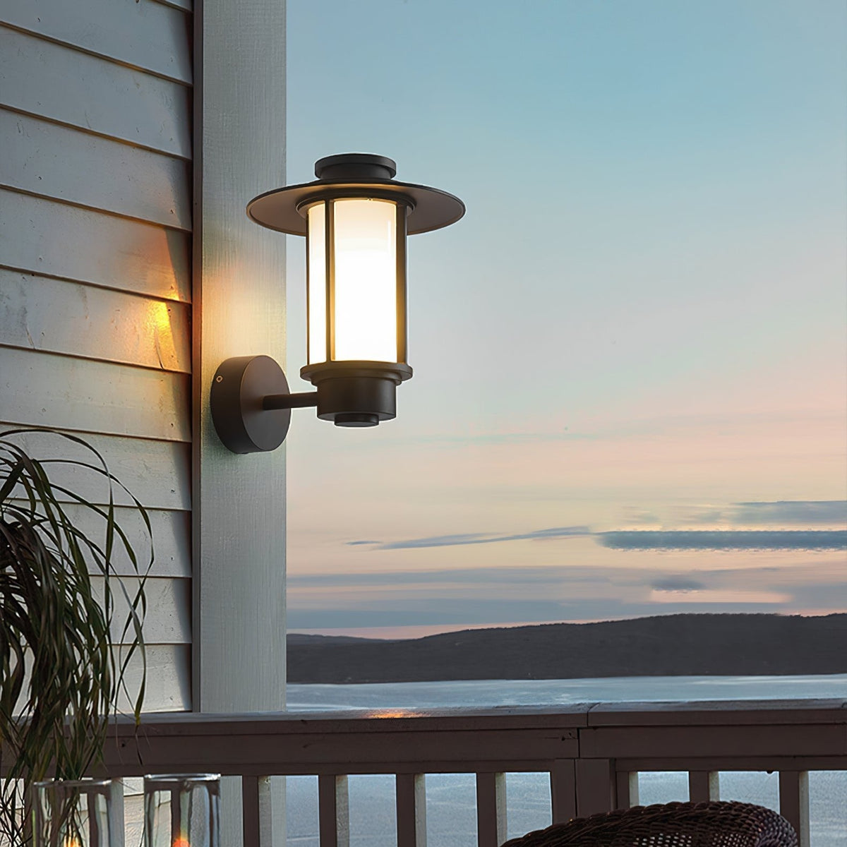 Aplique de pared exterior Kabela – en un porche frente al mar