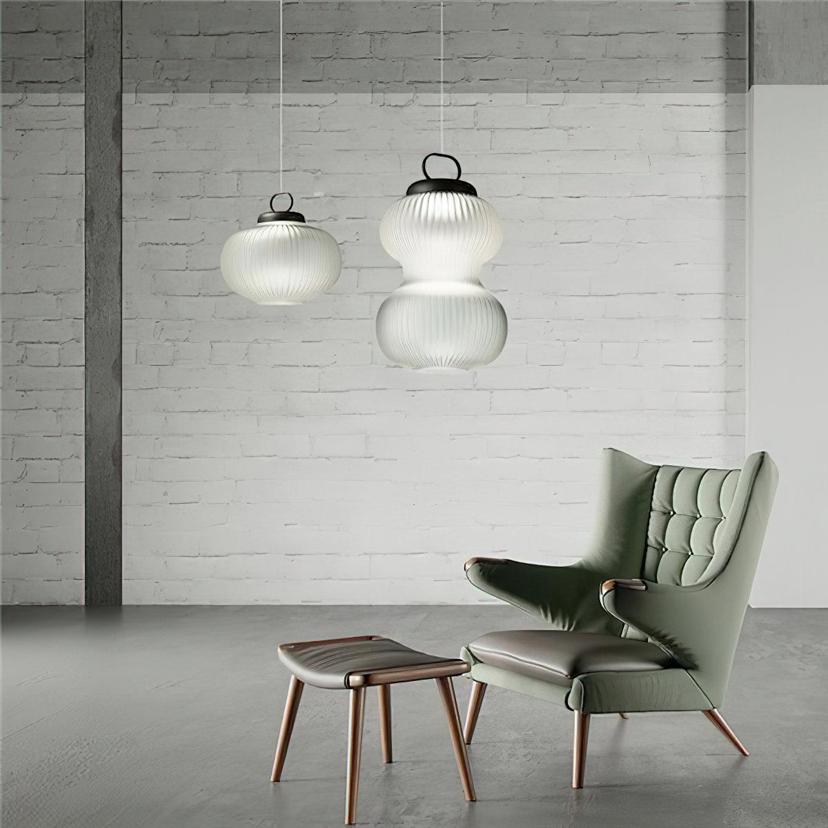 Lámpara colgante de cristal Kalaba sobre una mesa de comedor – imagen 6